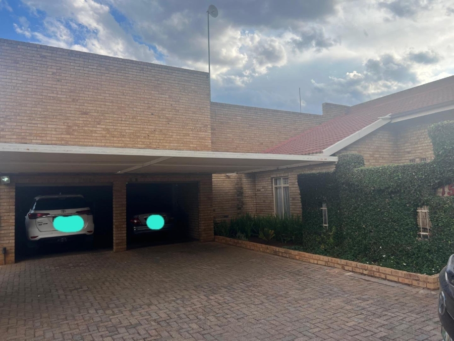 5 Bedroom Property for Sale in Potchefstroom South North West